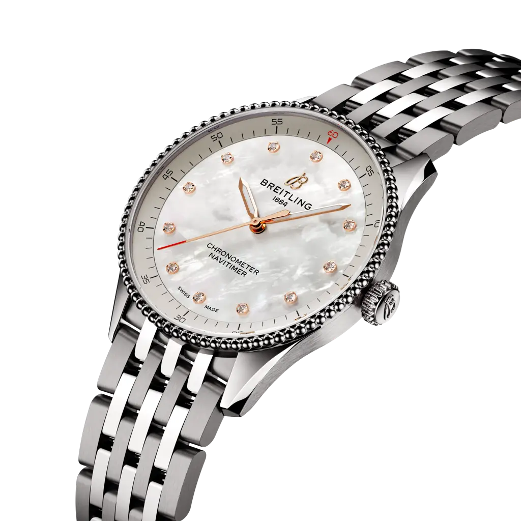 Dettaglio laterale della cassa in acciaio lucido del Breitling Navitimer 32mm con lunetta perlata e vetro zaffiro.