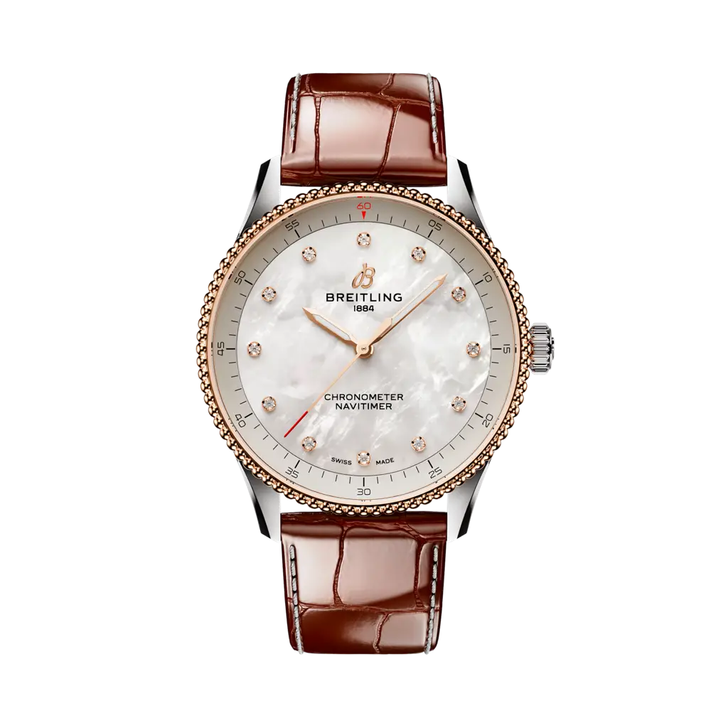 Quadrante bianco in madreperla con 12 diamanti sintetici come indici, lancette luminescenti e datario a ore 3 dell’orologio Breitling Navitimer 32