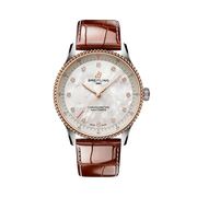 Quadrante bianco in madreperla con 12 diamanti sintetici come indici, lancette luminescenti e datario a ore 3 dell’orologio Breitling Navitimer 32