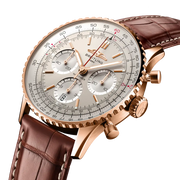 Cassa in oro rosso 18 carati da 41 mm con vetro zaffiro bombato antiriflesso su entrambi i lati e corona non a vite del Breitling Navitimer B01 Chronograph
