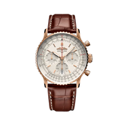 Quadrante nero con dettagli dorati, tre contatori cronografo, lancette luminescenti e datario a finestrella dell'orologio Breitling Navitimer B01 Chronograph 41