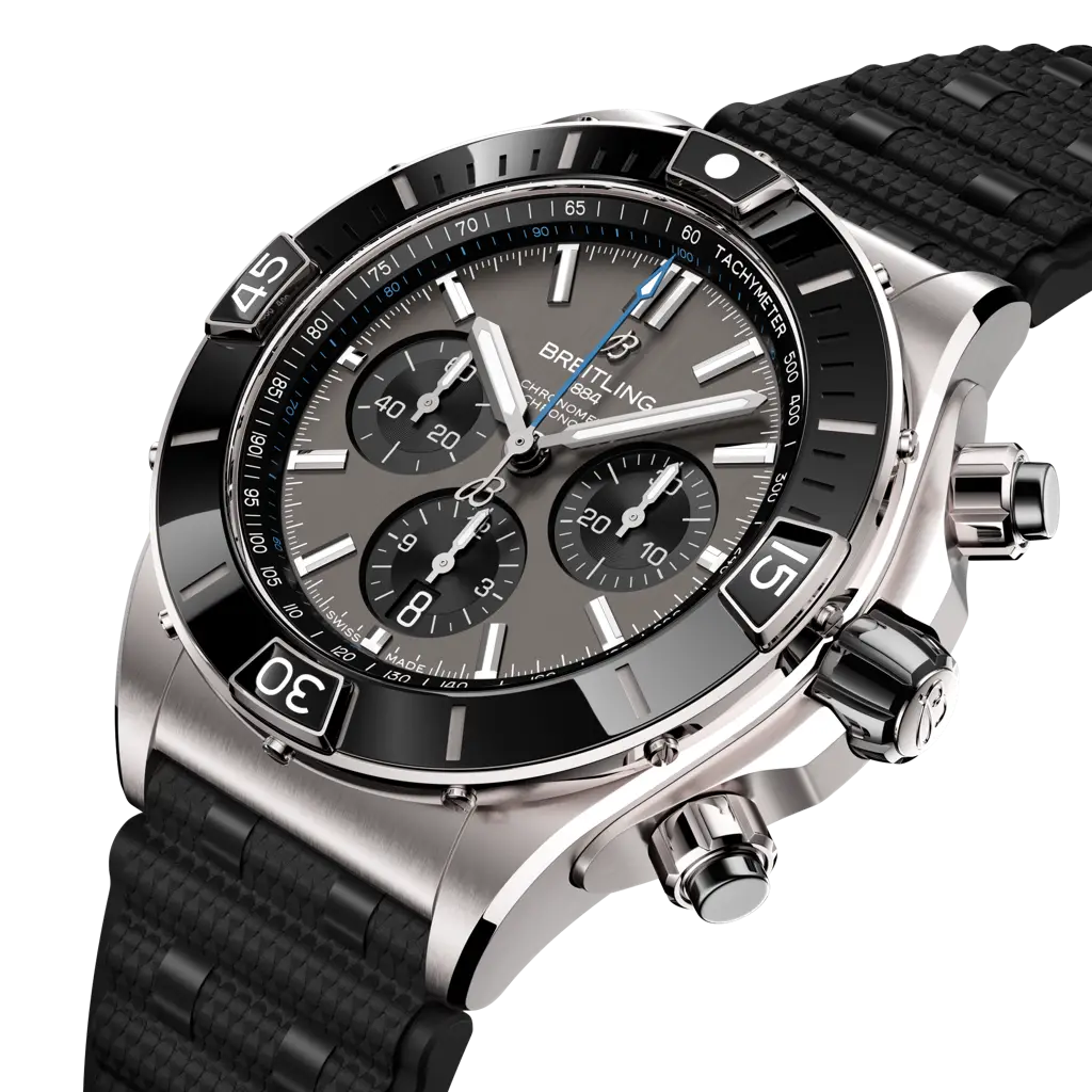 Dettaglio della lunetta unidirezionale in ceramica nera e pulsanti cronografici in ceramica lucida del Breitling Super Chronomat.
