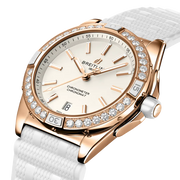 Dettaglio della lunetta girevole unidirezionale decorata con diamanti coltivati in laboratorio e vetro zaffiro convesso.