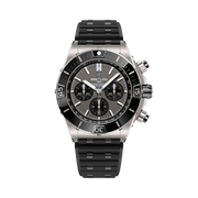 Breitling Super Chronomat B01 44 con cassa in titanio da 44 mm e quadrante grigio con contatori incassati.