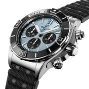 Dettaglio cronografo con totalizzatori e lancette luminescenti.