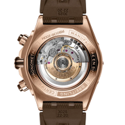 Dettaglio quadrante marrone con cronografo e finestrella calendario.