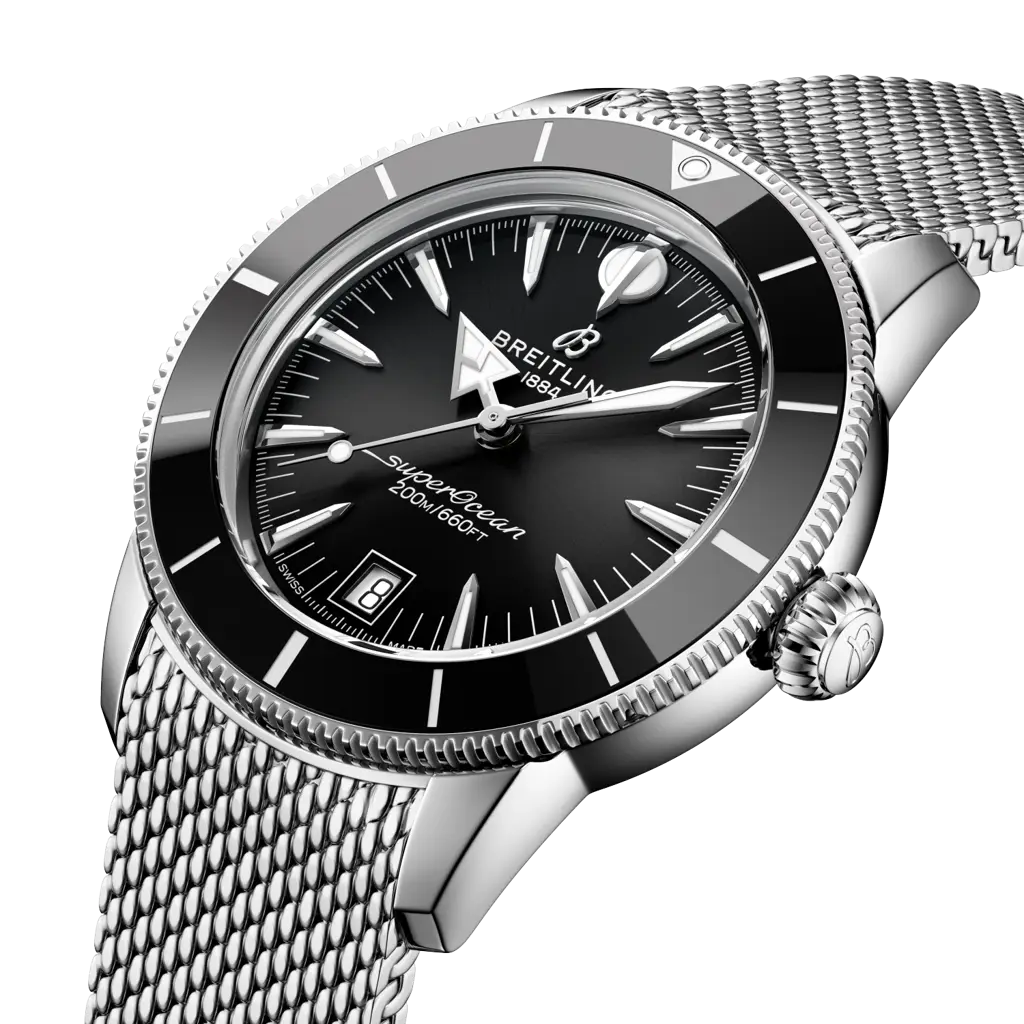Cassa in acciaio inox da 40 mm con lunetta unidirezionale con inserto in ceramica nera, vetro zaffiro bombato antiriflesso e corona a vite del Breitling Superocean Heritage
