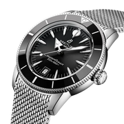 Cassa in acciaio inox da 40 mm con lunetta unidirezionale con inserto in ceramica nera, vetro zaffiro bombato antiriflesso e corona a vite del Breitling Superocean Heritage
