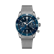 Quadrante blu con contatori cronografo tono su tono, lancette luminescenti e datario a finestrella dell'orologio Breitling Superocean Heritage B01 Chronograph 42
