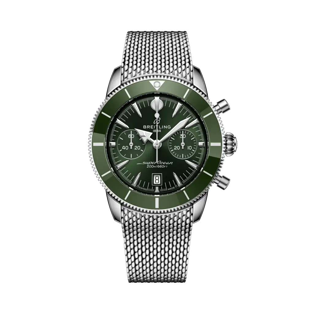 Quadrante verde sunburst con tre contatori cronografo tono su tono, lancette e indici luminescenti, datario a finestrella dell'orologio Breitling Superocean Heritage B01 Chronograph 42