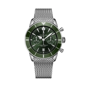 Quadrante verde sunburst con tre contatori cronografo tono su tono, lancette e indici luminescenti, datario a finestrella dell'orologio Breitling Superocean Heritage B01 Chronograph 42