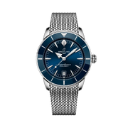 Quadrante blu sunburst con indici applicati e lancette luminescenti, datario a finestrella a ore 6 dell'orologio Breitling Superocean Heritage B31 Automatic 42
