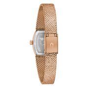 Dettaglio quadrante naturale occhio di tigre con indici e lancette in tinta oro rosa.