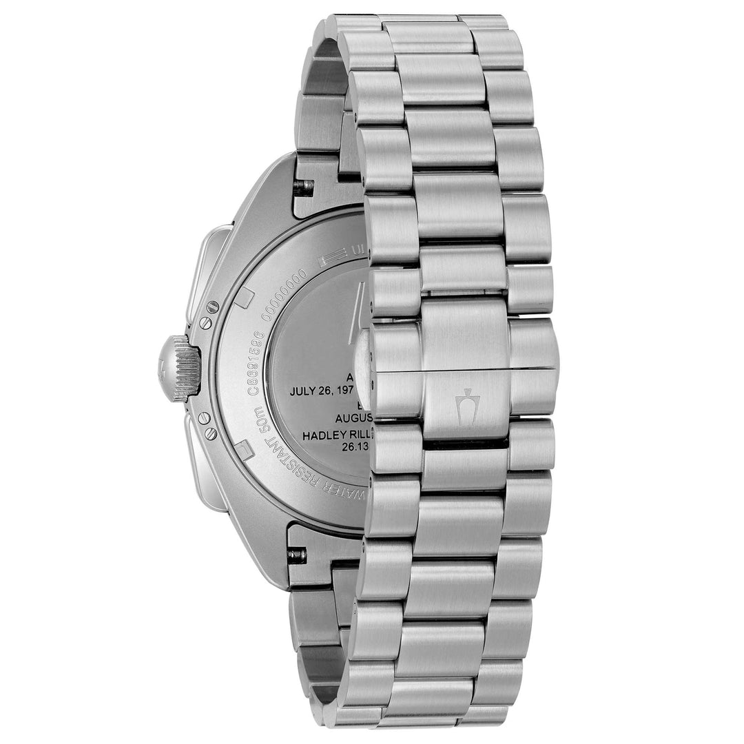 Dettaglio cronografo analogico con quadrante nero e vetro zaffiro.