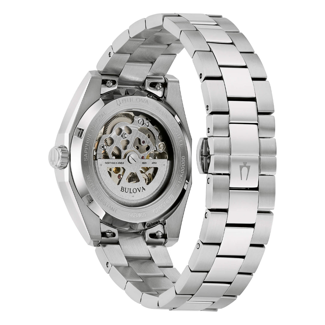 Bracciale in acciaio inox con chiusura deployante a doppia pressione.