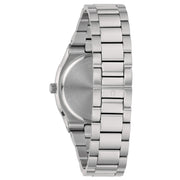 Dettaglio quadrante blu con indici a tacche e datario a ore 3.