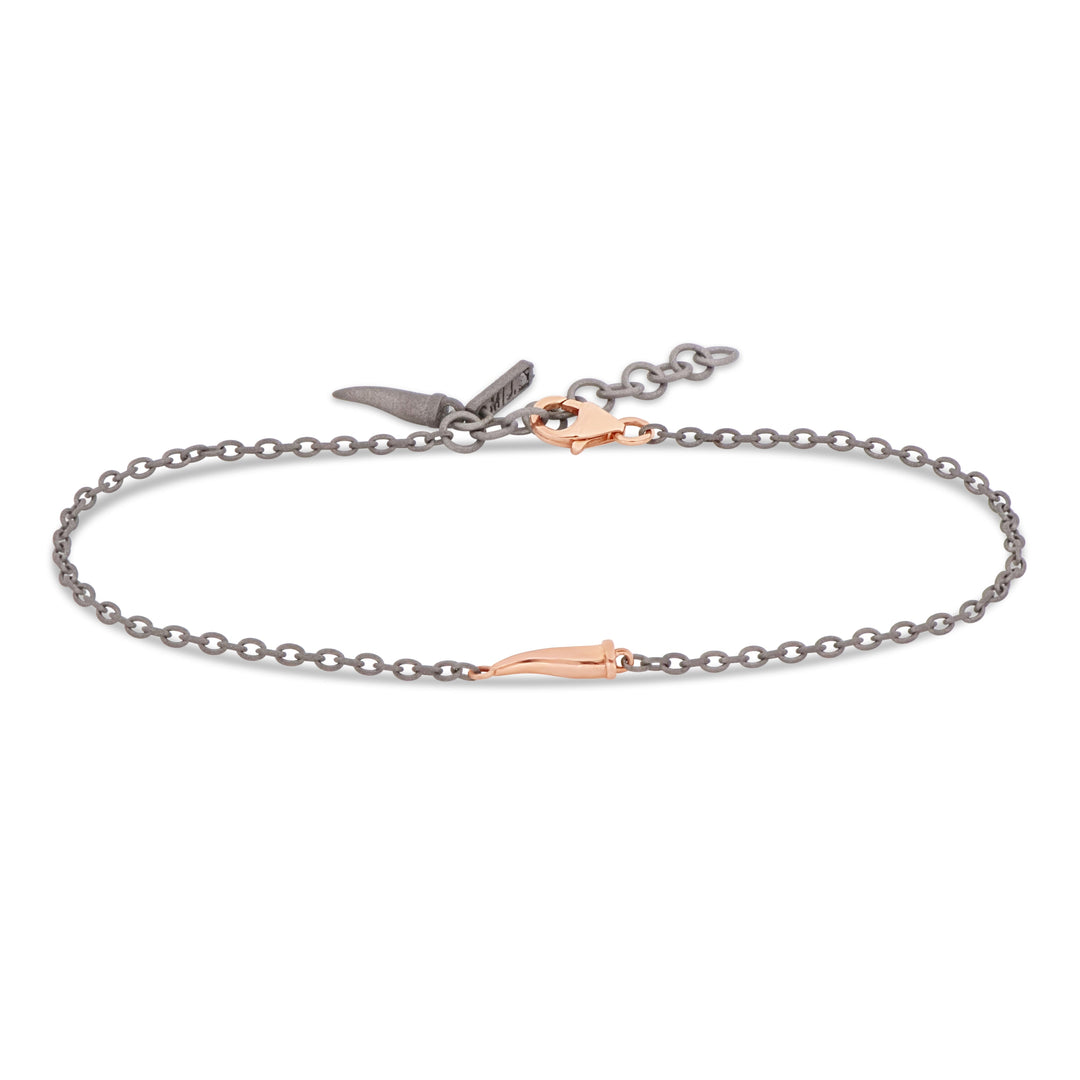 MANO|J Bracciale titanio con cornetto e moschettone in oro rosso CATSMBRTLHRGL