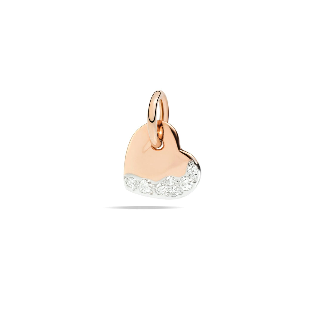 Ciondolo cuore in oro rosa 9K con 7 diamanti bianchi, dettaglio brillantezza e design raffinato.