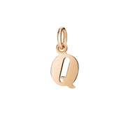 Ciondolo Lettera Q DoDo in oro rosa 9K con finitura lucida, charm personalizzabile e versatile.
