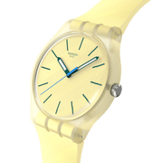 Dettaglio cinturino in plastica/resina giallo con fibbia dello Swatch Citrus Tilt SO29J102, comodo e resistente per uso quotidiano.