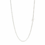 Collana Nodo elegante con design nodo simbolico, realizzata con materiali preziosi e finiture raffinate.