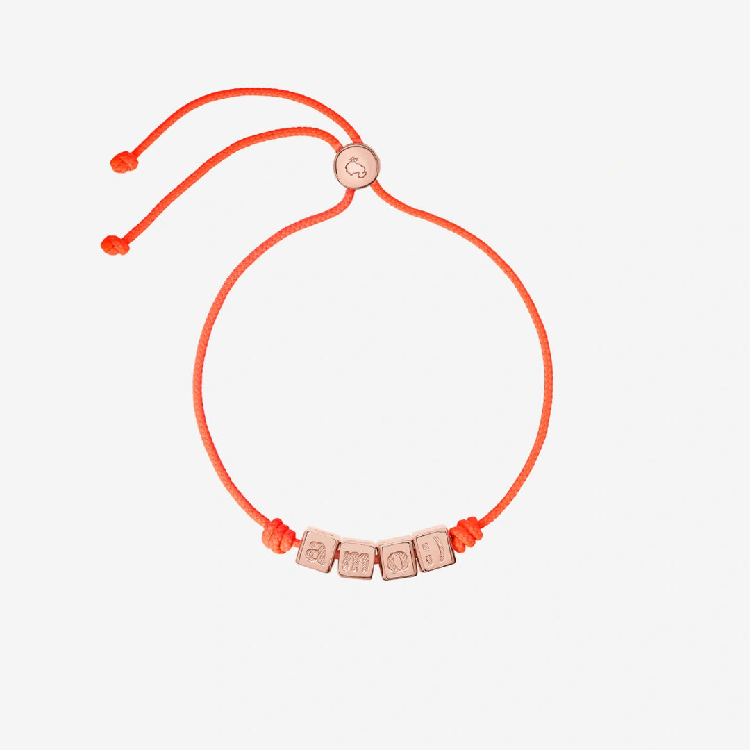 Bracciale Amo DoDo con cordino rosso fluo e scritta "AMO" in argento dorato oro rosa 18K, design giovane e personalizzabile.