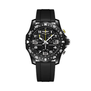 Quadrante nero con indici luminescenti, datario a finestrella e scala rosa dei venti del Breitling Endurance Pro 44 X82310E51B1S2.