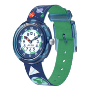 Orologio Flik Flak School Stuff FBNP245 con cassa verde in plastica e quadrante bianco decorato con oggetti di cancelleria scolastica colorati.