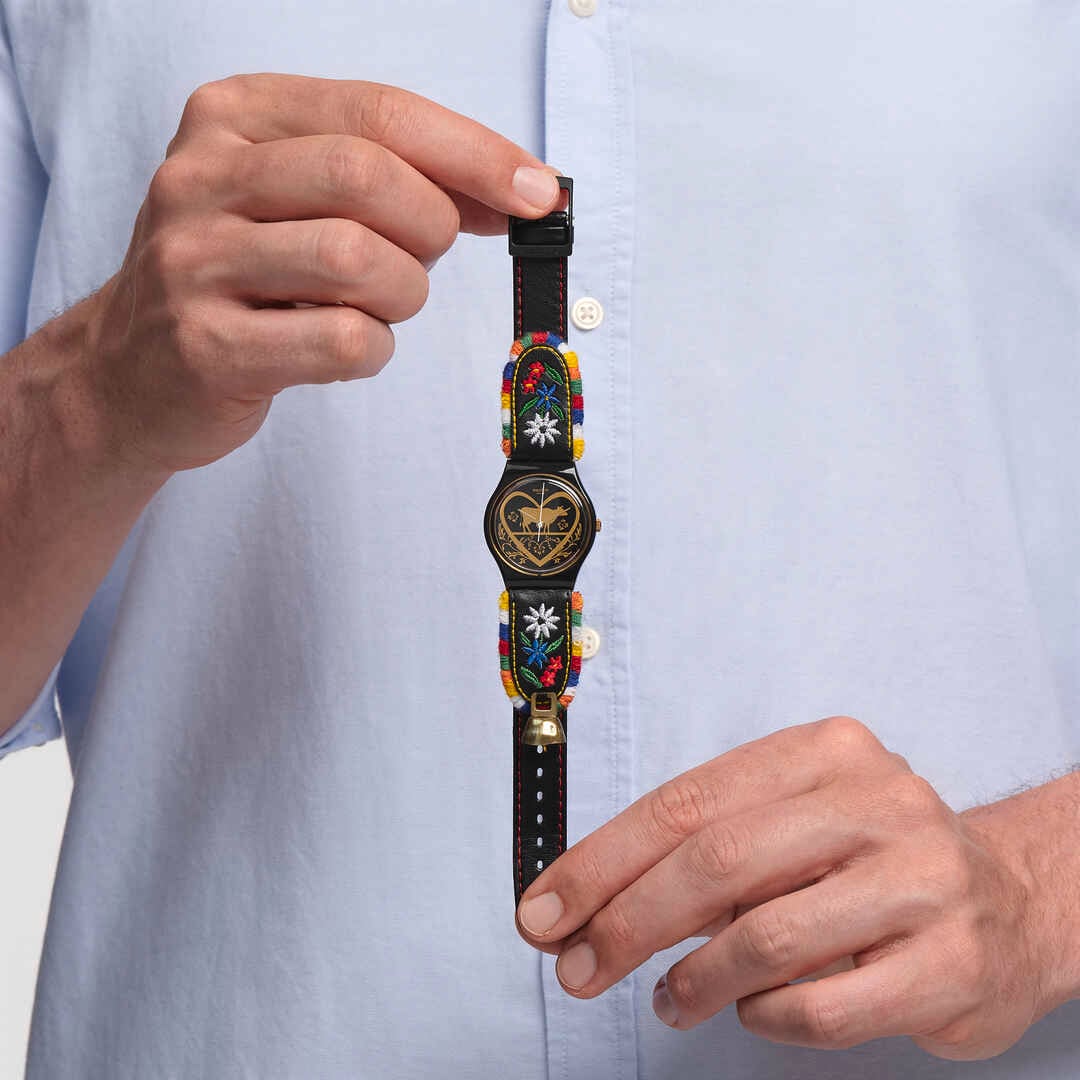 Swatch Die glocke GB285 - cassa in polimero nero - cinturino cuoio nero - quadrante nero con cuore e mucca oro