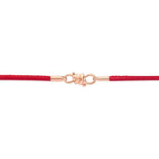 Gioiello bracciale Nodo in oro rosa con cordino rosso, simbolo di unione e stile contemporaneo.