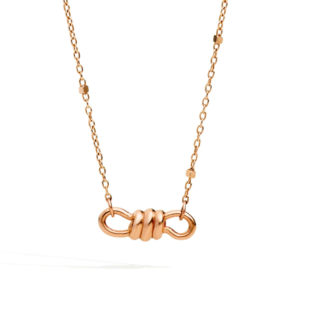 Gioiello collana unisex in oro rosa 9K, con nodo simbolo di unione e promessa duratura.