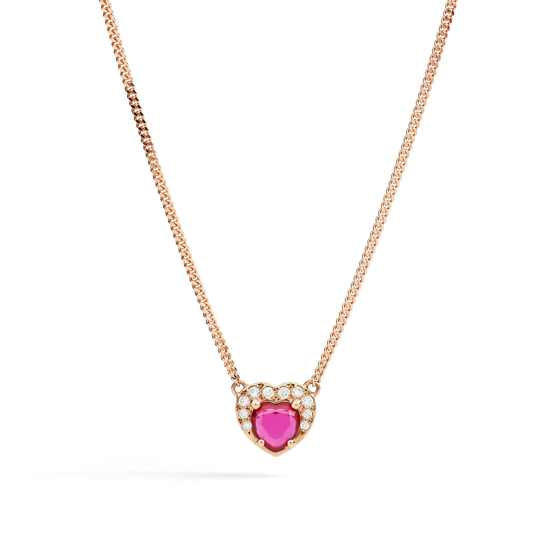 Gioiello collana unisex in oro rosa, con ciondolo a cuore, rubino sintetico e diamanti, ideale per occasioni speciali.