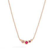 Gioiello collana unisex in oro rosa con pietre preziose colorate, simbolo di eleganza e vitalità.