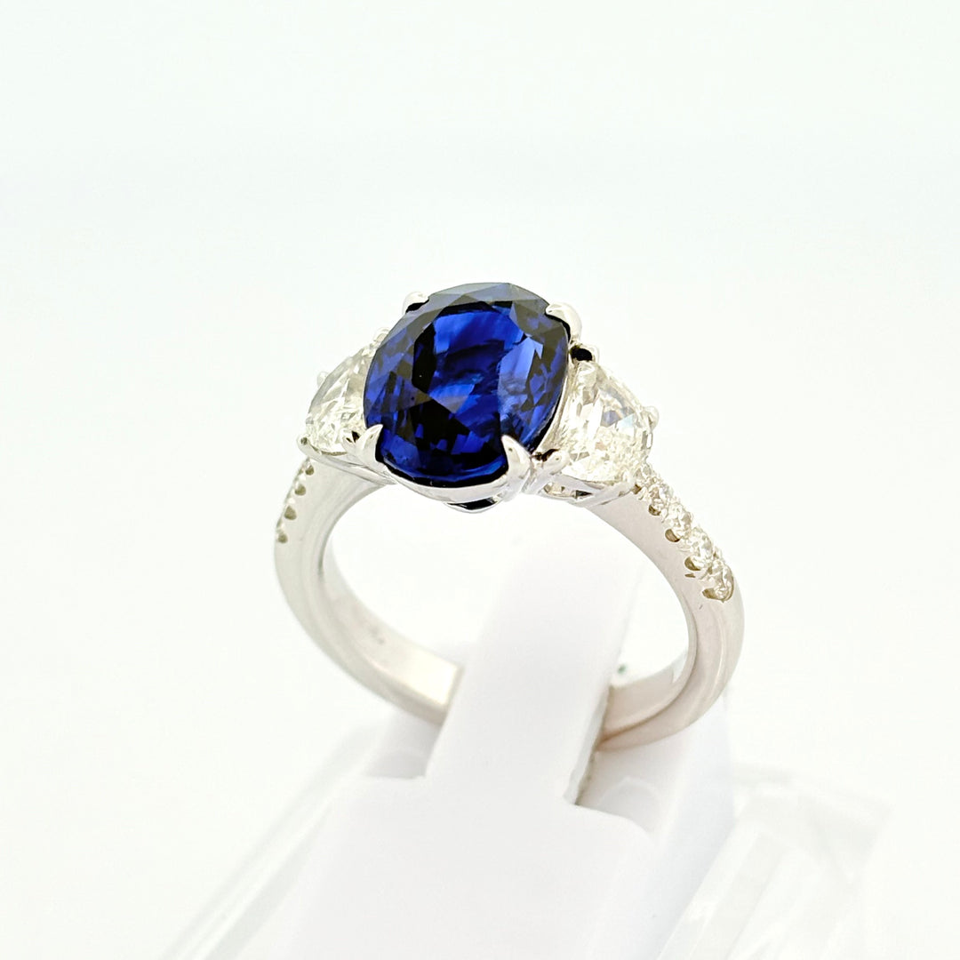 Anello con zaffiro e diamanti