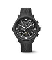 IWC Aquatimer Chronograph Edition «Galapagos Islands» IW379502 con cassa rivestita in caucciù da 45 mm e quadrante nero luminescente.