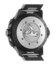 Dettaglio quadrante nero con cronografo, lancette rodiate e indicatore giorno della settimana.