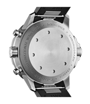 Dettaglio quadrante nero con cronografo, datario e indicazione giorno settimana.