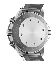 Dettaglio quadrante nero con lancette luminescenti, cronografo flyback e datario.