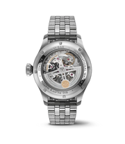 Dettaglio quadrante blu con lancette rodiate e indici luminescenti.

