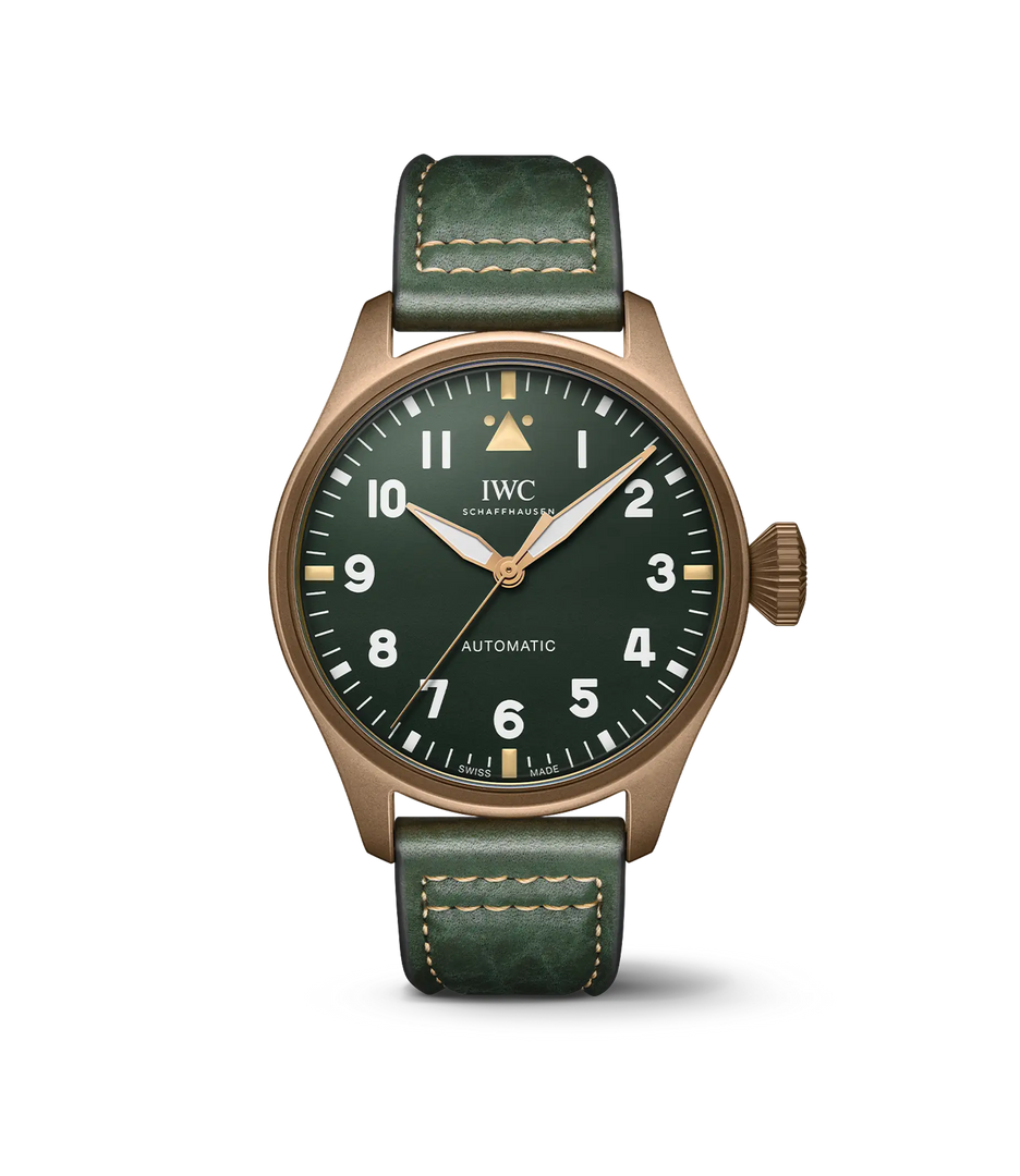 IWC Big Pilot’s Watch 43 Spitfire IW329702 con cassa in bronzo da 43 mm e quadrante verde militare opaco.