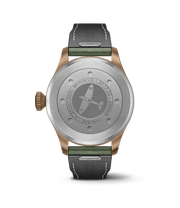 Dettaglio quadrante verde con numeri arabi luminescenti e lancette dorate.