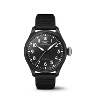IWC Big Pilot’s Watch 43 TOP GUN IW329801 con cassa in ceramica nera opaca da 43,8 mm e quadrante nero con numeri arabi bianchi.