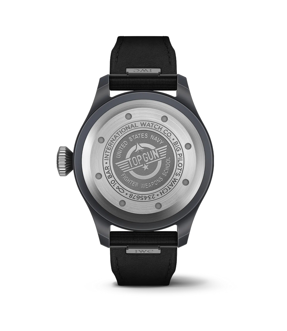 Dettaglio quadrante nero minimalista con lancette e numeri luminescenti bianchi.