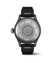 Dettaglio quadrante nero minimalista con lancette e numeri luminescenti bianchi.