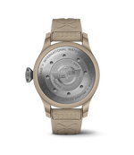 Load image into Gallery viewer, Dettaglio quadrante marrone con numeri arabi tonali e lancette luminescenti Super-LumiNova.
