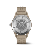 Dettaglio quadrante marrone opaco con indici beige luminescenti e datario tono su tono a ore 3.

