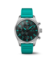 IWC Pilot’s Watch Chronograph 41 Edition «Mercedes-AMG PETRONAS» IW388108 con cassa in titanio da 41 mm e quadrante nero con accenti verdi.