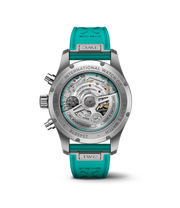 Dettaglio quadrante nero opaco con numeri arabi luminescenti e cuciture verdi sul cinturino in pelle effetto canvas.