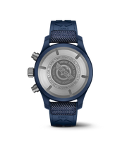 Dettaglio quadrante blu con numeri arabi luminescenti e contatori cronografici.