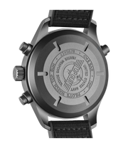 Quadrante nero con indici e numeri grigi luminescenti e lancette a cronografo doppio.